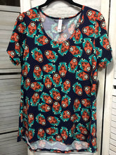 Load image into Gallery viewer, Lularoe Classic Tee- Medium